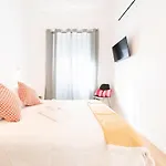 4 Bedroom House With Garden Parking In Benfica