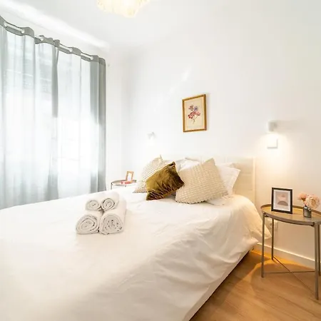 Dom wakacyjny Charming 4-bedroom House With Terrace Lizbona