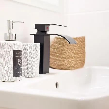 Charming 4-bedroom House With Terrace Dom wakacyjny Lizbona