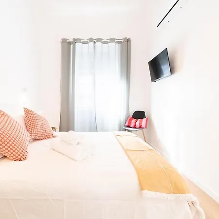 Charming 4-bedroom House With Terrace