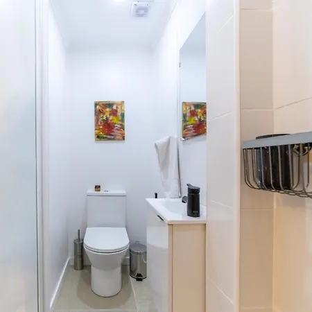 4 Bedroom House With Garden Parking In Benfica بيت للعطل *