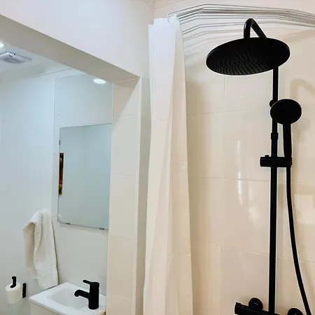 4 Bedroom House With Garden Parking In Benfica بيت للعطل