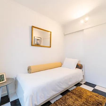 4 Bedroom House With Garden Parking In Benfica Lisboa