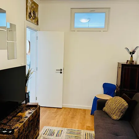 4 Bedroom House With Garden Parking In Benfica