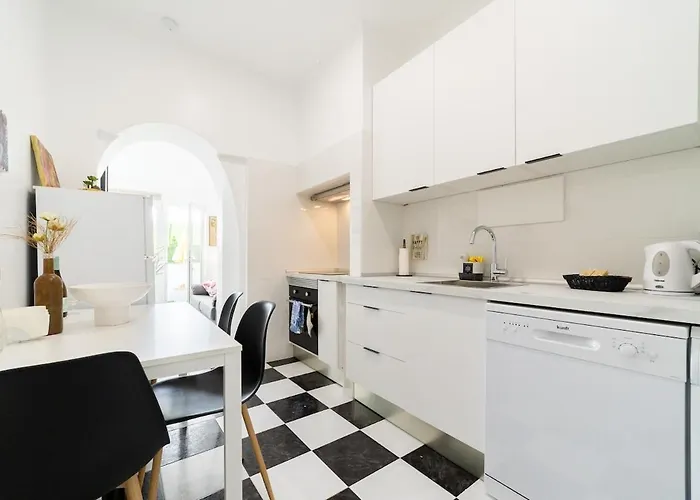 Charming 4-bedroom House With Terrace *