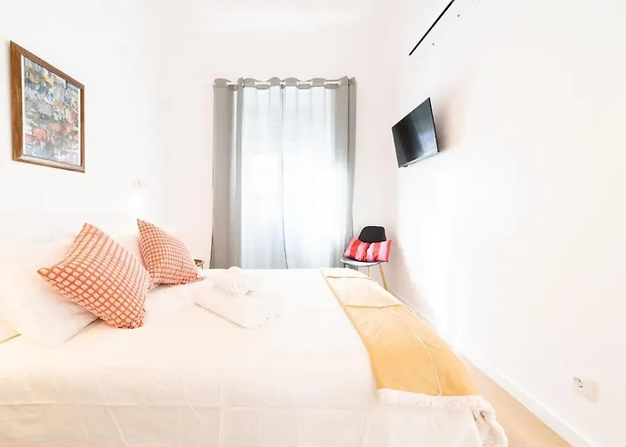 Charming 4-bedroom House With Terrace