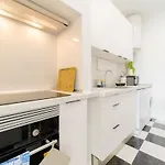 4 Bedroom House With Garden Parking In Benfica *