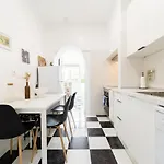 Ferienhaus 4 Bedroom House With Garden Parking In Benfica