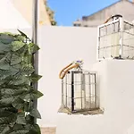 4 Bedroom House With Garden Parking In Benfica *