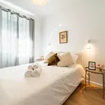 4 Bedroom House With Garden Parking In Benfica *