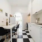 4 Bedroom House With Garden Parking In Benfica