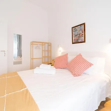 Charming 4-bedroom House With Terrace Semesterbostad *