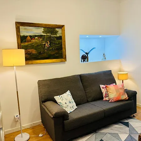 4 Bedroom House With Garden Parking In Benfica