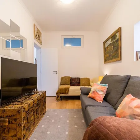 4 Bedroom House With Garden Parking In Benfica Lissabon