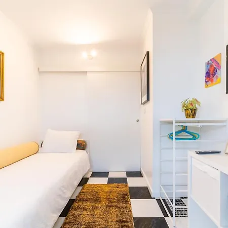 4 Bedroom House With Garden Parking In Benfica Дом отдыха