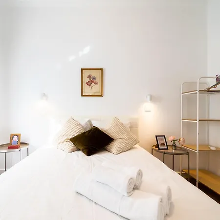 4 Bedroom House With Garden Parking In Benfica بيت للعطل Lisboa