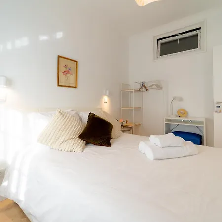 بيت للعطل 4 Bedroom House With Garden Parking In Benfica *