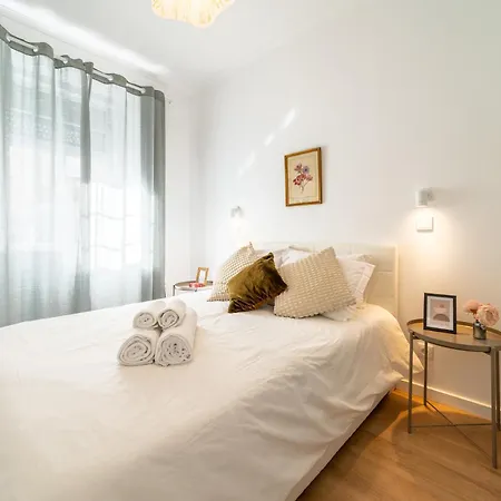 4 Bedroom House With Garden Parking In Benfica *