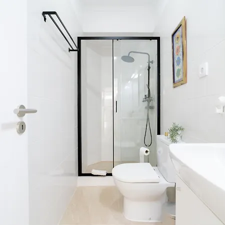 4 Bedroom House With Garden Parking In Benfica بيت للعطل