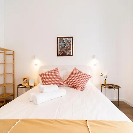 4 Bedroom House With Garden Parking In Benfica بيت للعطل Lisboa