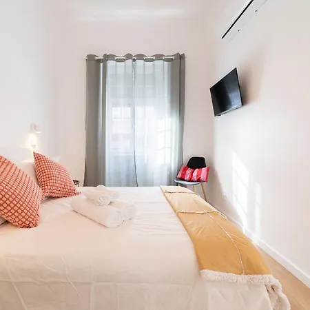 4 Bedroom House With Garden Parking In Benfica * Лиссабон