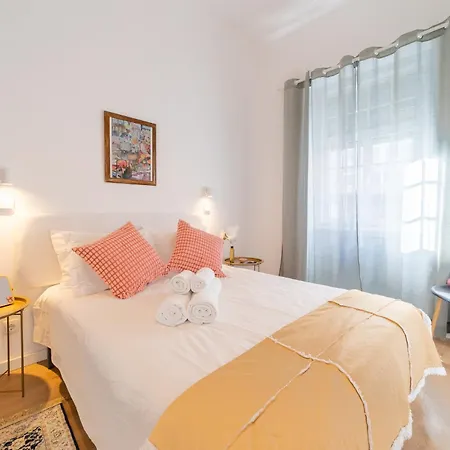 بيت للعطل 4 Bedroom House With Garden Parking In Benfica Lisboa