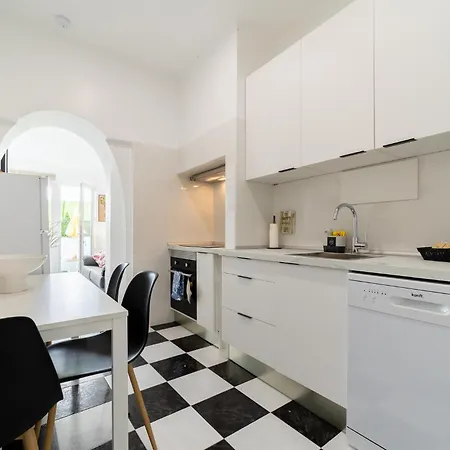بيت للعطل 4 Bedroom House With Garden Parking In Benfica