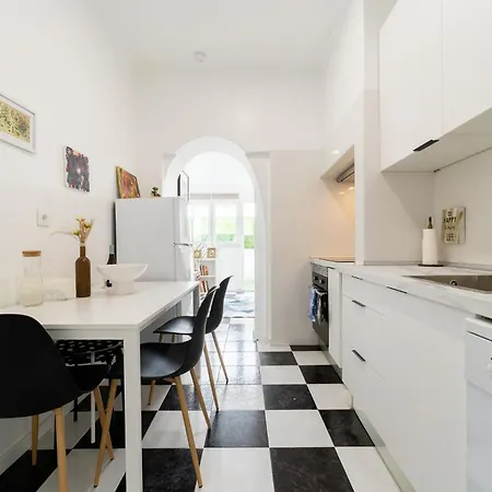 4 Bedroom House With Garden Parking In Benfica