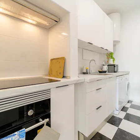 4 Bedroom House With Garden Parking In Benfica Lisboa