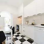 4 Bedroom House With Garden Parking In Benfica *