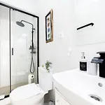 4 Bedroom House With Garden Parking In Benfica בית נופש