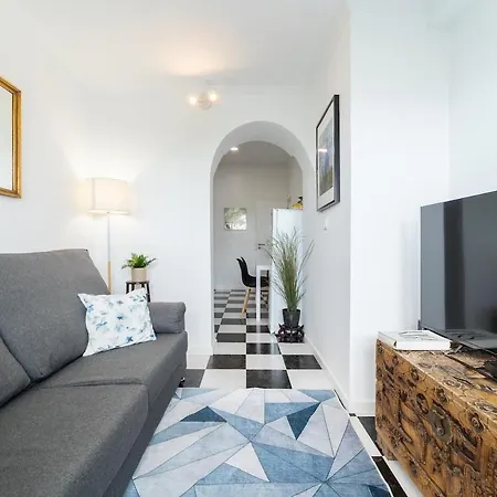 Charming 4-bedroom House With Terrace Hébergement de vacances *