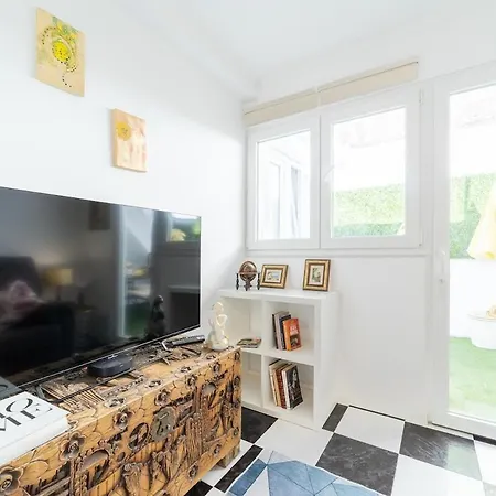 Charming 4-bedroom House With Terrace Hébergement de vacances *