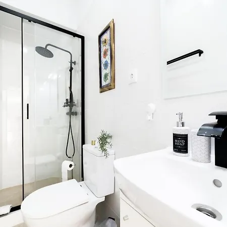 Charming 4-bedroom House With Terrace Hébergement de vacances