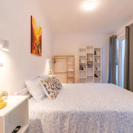 4 Bedroom House With Garden Parking In Benfica *